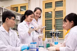Sinh viên Đại học Quốc gia Hà Nội thực hành thí nghiệm vật lý. (Ảnh: PV/Vietnam+)