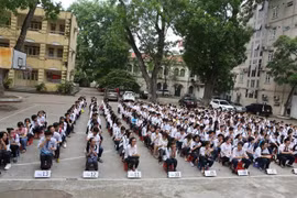Thí sinh nghe phổ biến quy chế trước khi vào phòng thi trong Kỳ thi tuyển sinh vào lớp 10 tại Hà Nội. (Ảnh: Minh Sơn/Vietnam+)