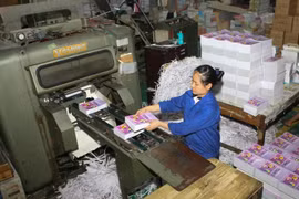 Hoàn thiện ấn phẩm sách giáo khoa trước khi bán ra thị trường. (Ảnh: TTXVN)