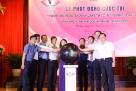 Các thành viên ban tổ chức bấm nút khởi động cuộc thi. (Ảnh: Thanh Tùng/Vietnam+)