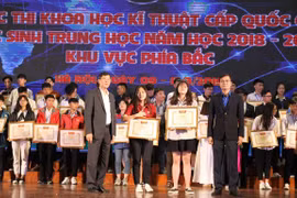 Ban tổ chức cuộc thi Khoa học kỹ thuật dành cho học sinh trung học năm học 2018-2019 trao giải cho các học sinh. (Ảnh: PV/Vietnam+)