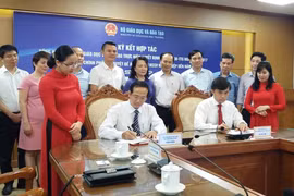 Đại diện các bên ký kết văn bản hợp tác. (Ảnh: Phạm Mai/Vietnam+)