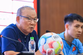 Huấn luyện viên Park Hang-seo trả lời phỏng vấn trước trận gặp câu lạc bộ Borussia Dortmund. (Ảnh: CTV/Vietnam+) 