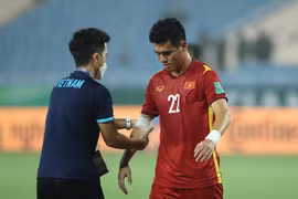Tiền đạo Tiến Linh hai lần phải nhờ tới sự chăm sóc của bác sỹ ở trận gặp Oman vào tối 24/3. (Ảnh: PV/Vietnam+) 