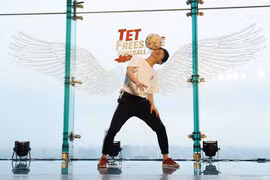 Giải đấu tâng bóng nghệ thuật Tết Freestyle Football 2022 diễn ra trên mặt kính trong suốt ở độ cao 273m. 