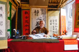 Các nghệ nhân mang đến các sản phẩm làm từ giấy Dó. (Ảnh: PV/Vietnam+)
