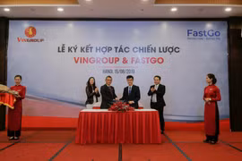 Phó Tổng giám đốc Tập đoàn Vingroup Võ Quang Huệ và ông Nguyễn Hữu Tuất, Chủ tịch Hội đồng quản trị Công ty Cổ phần FastGo, bắt tay trong lễ ký kết thỏa thuận chiến lược. (Ảnh: Minh Hiếu/Vietnam+)