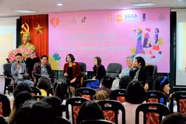 Cuộc thi “Yêu đẹp – An toàn cho Phụ nữ” nhắm đến việc cung cấp các kiến thức cơ bản về bạo lực tình dục, cụ thể như nhận diện hành vi bạo lực tình dục, cách ứng phó và hành động trước vấn đề này. (Ảnh: Minh Hiếu/Vietnam+)
