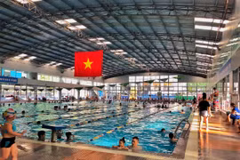 Bể bơi là một điểm "giải nhiệt" an toàn của đa số người dân. (Ảnh: Minh Hiếu/Vietnam+)