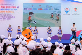 Chương trình giao lưu tìm hiểu kiến thức dinh dưỡng và tăng cường vận động thể lực cho học sinh với sự tham gia của 5 trường tiểu học tại tỉnh Hưng Yên. (Ảnh: Minh Hiếu/Vietnam+)