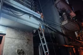 Hà Nội: Cứu gia đình gồm 4 người mắc kẹt trong đám cháy