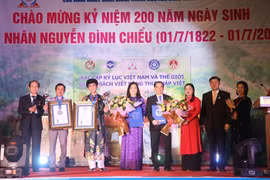 Trao kỷ lục thế giới quyển sách thư pháp "Nguyễn Đình Chiểu thi tuyển"