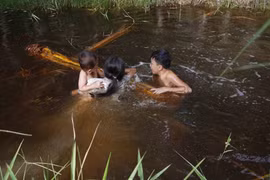 Điện Biên: Rủ nhau ra sông chơi, một bé gái bị nước cuốn tử vong