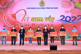 Trưởng ban Dân vận Trung ương tặng quà cho người lao động ở Hà Nam