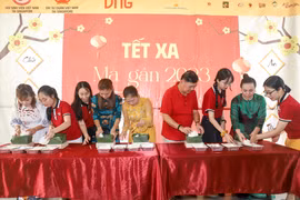 Đại sứ Mai Phước Dũng và các nhà hảo tâm trong cộng đồng phát động cuộc thi gói bánh chưng. (Ảnh: Lê Dương-Tất Đạt/Vietnam+)