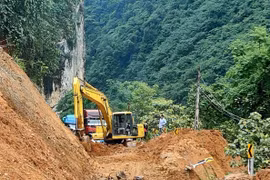 Điện Biên: Khắc phục xong sự cố sạt lở đất trên đèo Tây Trang