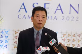 Đại sứ Vũ Hồ, Quyền Trưởng SOM ASEAN Việt Nam tại AMM-55 trả lời câu hỏi phỏng vấn của phóng viên TTXVN. (Ảnh: Vũ Hùng/TTXVN)