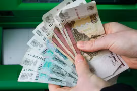 Đồng ruble Nga tiếp tục giảm giá, thấp kỷ lục so với đồng USD
