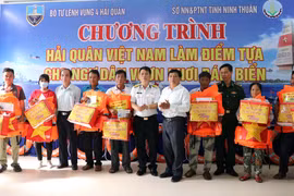 Bộ Tư lệnh Hải quân tặng quà và khám, chữa bệnh cho ngư dân Ninh Thuận