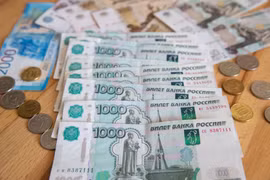 Đồng ruble giảm giá xuống mức thấp nhất 3 tuần so với đồng USD