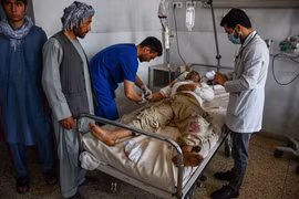 IS đánh bom xe chở khách ở Afghanistan gây thương vong