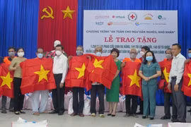 Phú Yên: Trao tặng cờ Tổ quốc và áo phao cứu sinh cho ngư dân