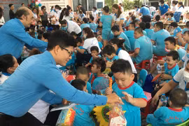 Tặng quà, trao học bổng cho trẻ khuyết tật, mồ côi nhân dịp 1/6