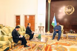 Tổng thống Djibouti Ismail Omar Guelleh tiếp Đại sứ Nguyễn Huy Dũng tại Dinh Tổng thống ở thủ đô Djibouti. (Ảnh: TTXVN phát)
