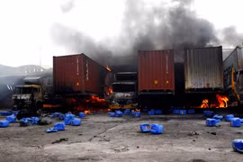 Vụ cháy kho container ở Bangladesh: Ngọn lửa chưa được dập tắt