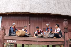 Nhà rông là nơi diễn ra các hoạt động chung của dân làng. (Ảnh: TTXVN)