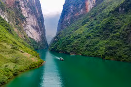 Ngắm dòng sông như dải lụa xanh dưới hẻm vực sâu nhất Đông Nam Á 