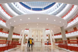 Trong năm học mới 2017 - 2018, hàng ngàn sinh viên Kinh tế quốc dân sẽ được học trong một tòa nhà mới hiện đại bậc nhất Việt Nam. (Ảnh: Minh Sơn/Vietnam+)