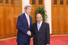 John Kerry chào xã giao Thủ tướng Nguyễn Xuân Phúc. (Ảnh: Minh Sơn/Vietnam+)