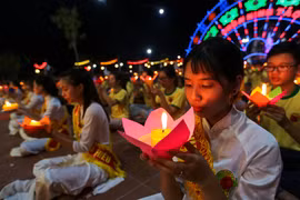 Chắc chắn các bạn trẻ sẽ có một mùa Vu Lan đầy ấm áp và ý nghĩa. (Ảnh: Minh Sơn/Vietnam+)