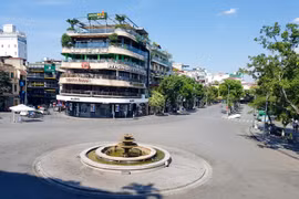 Vốn rất nhộn nhịp vào những ngày cuối tuần nhưng trong những ngày nắng nóng đỉnh điểm, phố đi bộ Hồ Gươm (Hà Nội) trở nên vắng hoe như ngày mùng 1 Tết. (Ảnh: PV/Vietnam+)