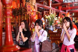 Chiều 8/6, rất nhiều sĩ tử đã tới Văn Miếu - Quốc Tử Giám cầu may cho kỳ thi vào lớp 10 Trung học phổ thông sẽ diễn ra vào sáng mai. (Ảnh: Minh Sơn/Vietnam+)