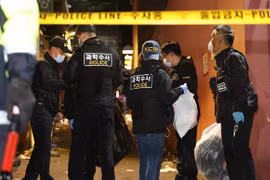 Cảnh sát điều tra tại hiện trường vụ giẫm đạp ở Itaewon, Seoul, Hàn Quốc. (Ảnh: Yonhap/TTXVN)