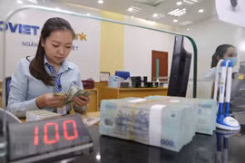 Hoạt động nghiệp vụ tại Ngân hàng TMCP Bảo Việt. (Ảnh: Trần Việt/TTXVN)