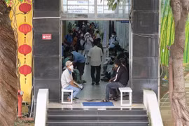 44 học sinh được đưa vào viện cấp cứu tại khoa nhi và khoa tổng hợp thần kinh, Bệnh viện Đa khoa tỉnh Khánh Hòa. (Ảnh: Đặng Tuấn/TTXVN)