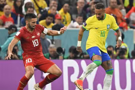 Pha tranh bóng giữa tiền đạo Brazil Neymar (phải) và đối thủ Serbia Dusan Tadic. (Ảnh: AFP/TTXVN)