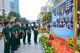 Triển lãm thu hút sự quan tâm của đông đảo các cán bộ, chiến sỹ. (Ảnh: Thu Hương/TTXVN)