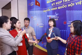 Phóng viên phỏng vấn đại biểu Quốc hội tỉnh Hải Dương Nguyễn Thị Việt Nga bên hành lang Quốc hội. (Ảnh: Doãn Tấn/TTXVN)