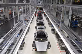 Dây chuyền lắp ráp xe ôtô của Hãng Porsche ở Stuttgart, miền Nam Đức. (Ảnh: AFP/TTXVN)