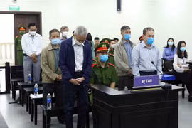 Các bị cáo tại phiên xét xử sơ thẩm. (Ảnh: Phạm Kiên/TTXVN)