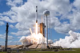Tên lửa Falcon 9 mang theo tàu vũ trụ Endurance của SpaceX, thực hiện sứ mệnh đưa phi hành đoàn Crew-5 lên làm việc dài hạn trên Trạm Vũ trụ quốc tế (ISS). (Ảnh: THX/TTXVN)