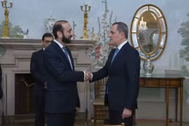 Ngoại trưởng Armenia Ararat Mirzoyan và người đồng cấp Azerbaijan Jeyhun Bayramov. (Nguồn: APA)