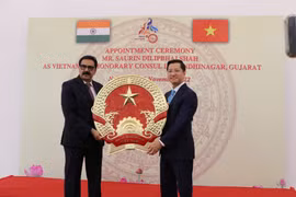 Đại sứ Nguyễn Thanh Hải (phải) trao Quốc huy cho ông Saurin Dilipbhai Shah. (Ảnh: Ngọc Thúy/TTXVN)