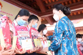 Trao quà Tết cho trẻ em có hoàn cảnh khó khăn Bến Tre. (Ảnh: Chương Đài/TTXVN)