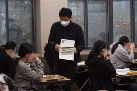 Các thí sinh tham gia kỳ thi đại học tại Seoul, Hàn Quốc, tháng 11/2021. (Ảnh: Yonhap/TTXVN)