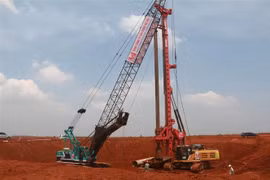 Máy móc thi công cọc khoan nhồi móng nhà ga hành khách sân bay Long Thành. (Ảnh: Công Phong/TTXVN)
